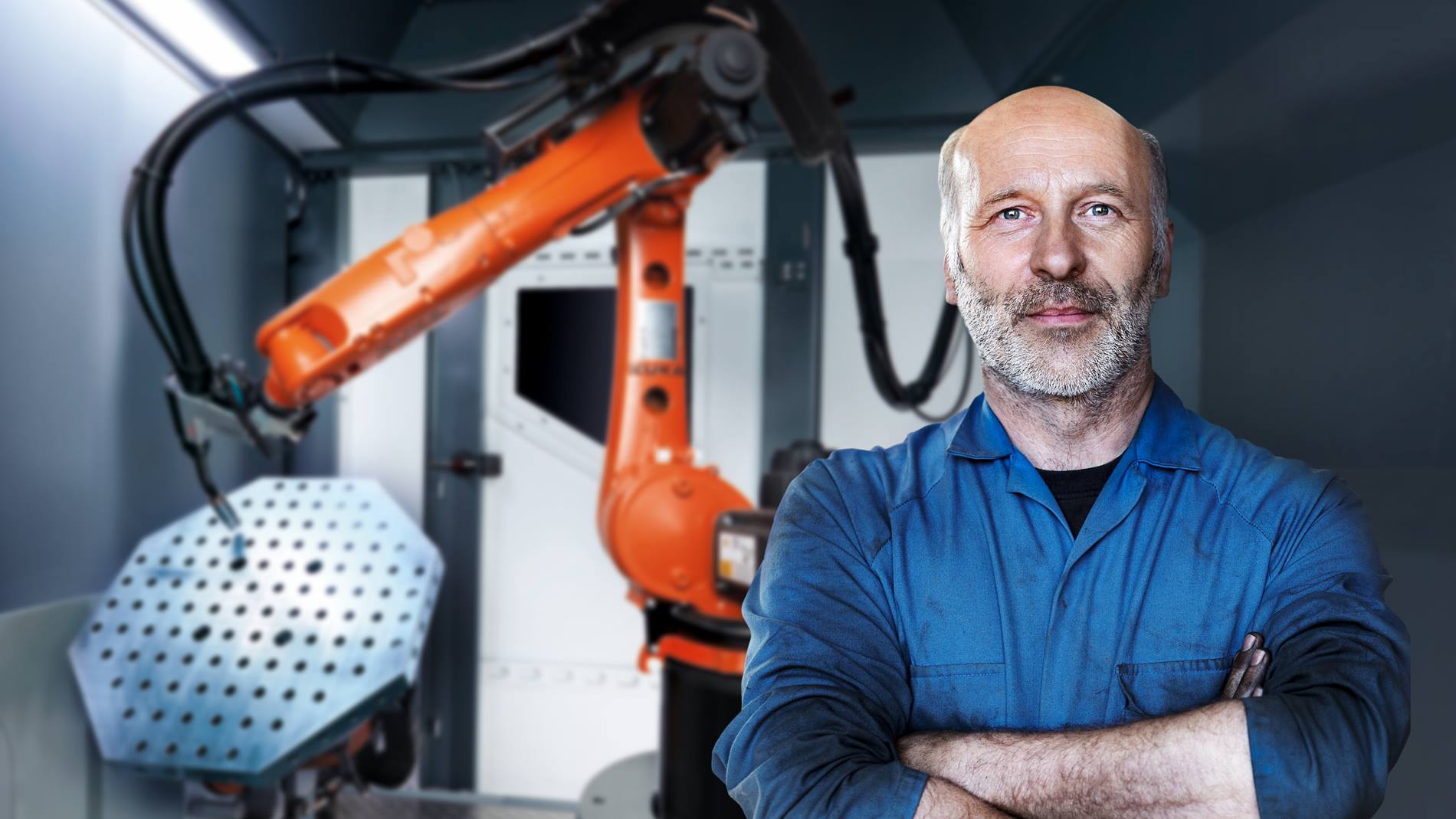 Schweißroboter-für-handwerksbetrieb-hilft-Mitarbeiter-bei-Automatisierung