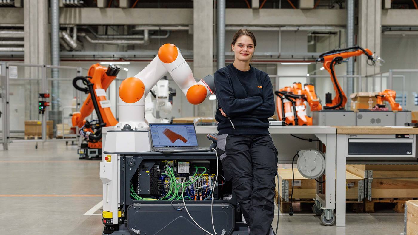 Antonia Ritter bringt bei KUKA die Dinge ins Rollen