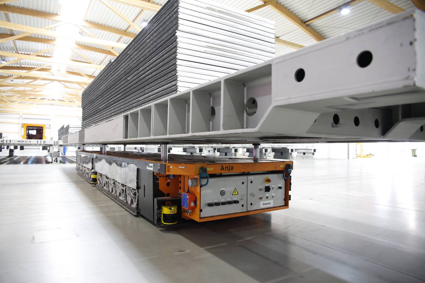 Autonomous-mobile-transport-platform-AGV-moves-with-high-precision-through-a-production-plant