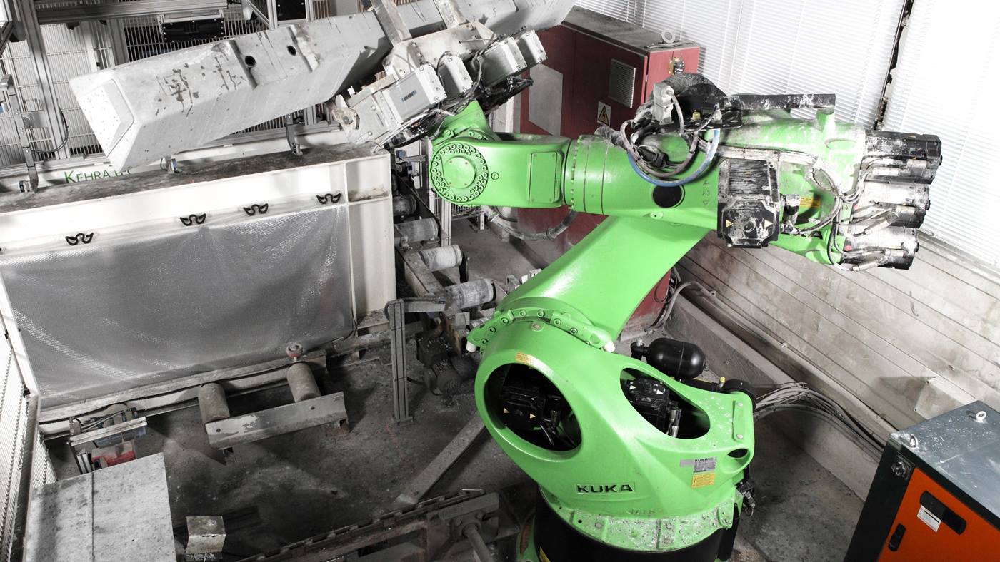 KUKA robot handling railway sleepers at Maba