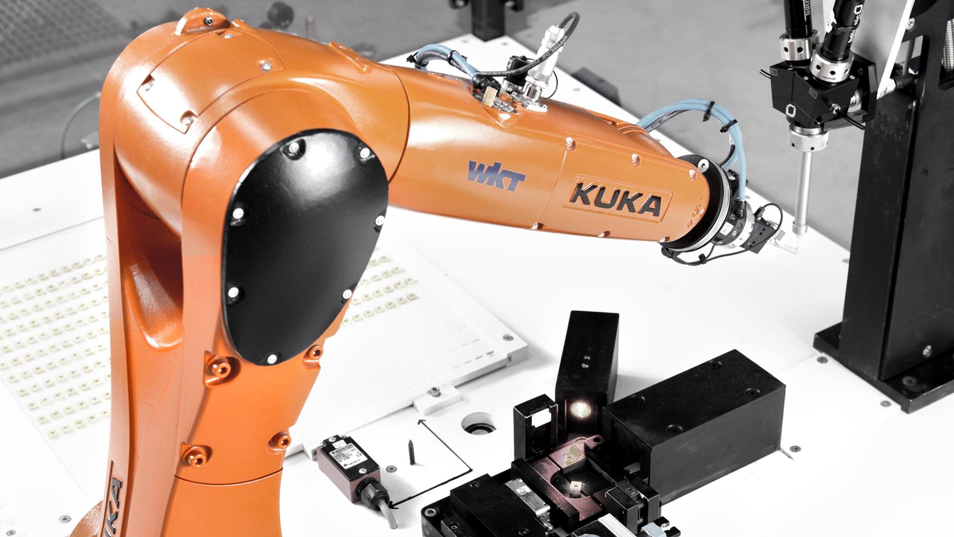 KR AGILUS bonds threaded bolts at WKT Kunststofftechnik GmbH