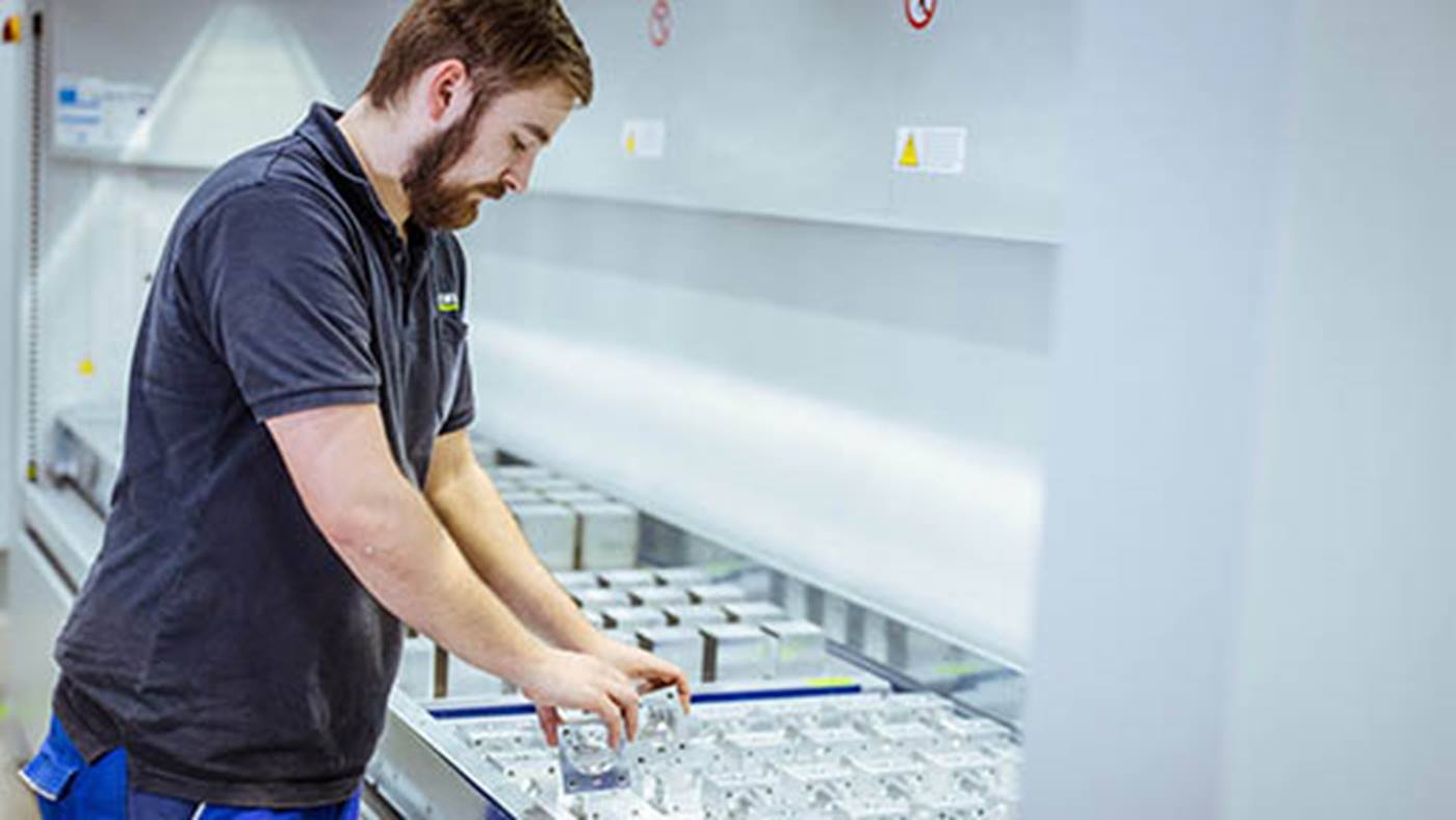 manuelles Bestücken der Tablare im Liftsystem von ZIMM