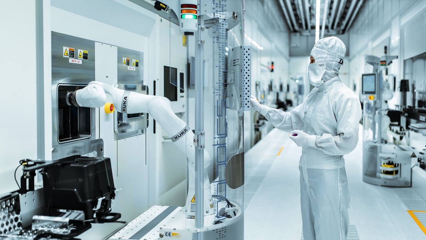 Mobile-cobots-for-cleanrooms:-Safe-handling-of-sensitive-components-like-wafers